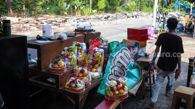 Pedagang membongkar kandang hewan yang dijual di Pasar Hewan Barito, Jakarta, Senin (27/10/2025). [Suara.com/Alfian Winanto]