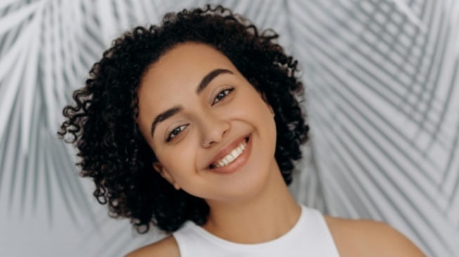 Nggak Perlu Salon Tiap Hari! Begini Cara Rawat Rambut Curly di Cuaca Tropis