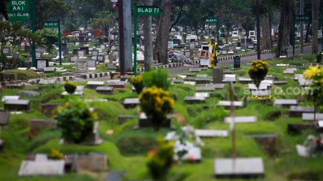 Suasana area pemakaman di TPU Menteng Pulo, Jakarta, Senin (27/10/2025). [Suara.com/Alfian Winanto]
