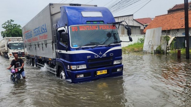 Semarang Kembali Dikepung Banjir, Jalur Pantura Lumpuh Terendam hingga 90 Cm!