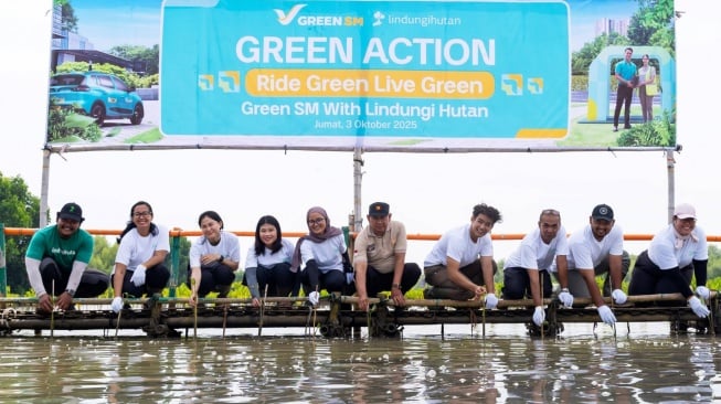 Green SM Tanam 1000 Pohon Mangrove di Pantai Bahagia Bekasi