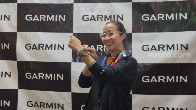 Chandrawidhi Desideriani, Marketing Communications Senior Manager Garmin Indonesia di Jakarta, Selasa (28/10/2025), menampilkan Instinct Crossover AMOLED. [Suara.com/Dythia]