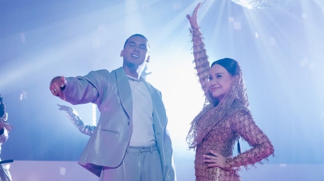 Rossa dan MK K-Clique berkolaborasi untuk lagu "Sinaran". Lagu ini sendiri terdapat dalam mini album terbaru Rossa berjudul Asmara Dansa. [Instagram]