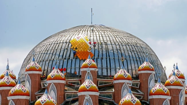 Pekerja menyelesaikan rehabilitasi atap Masjid 99 Kubah di kawasan Center Point of Indonesia (CPI), Makassar, Sulawesi Selatan, Selasa (28/10/2025). [ANTARA FOTO/Hasrul Said/tom]