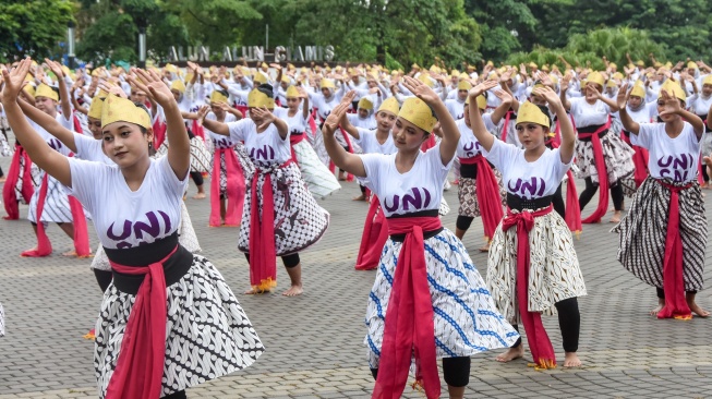 Sejumlah pelajar menampilkan tari kolosal Jaipong Galuh Rahayu pada Festival Konservasi dan Budaya Universitas Galuh (Unigal) di Alun-alun Ciamis, Jawa Barat, Selasa (28/10/2025). [ANTARA FOTO/Adeng Bustomi/bar]