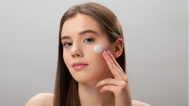 5 Sunscreen Azarine SPF 50 untuk Melembapkan Kulit Kering, Anti Kusam!
