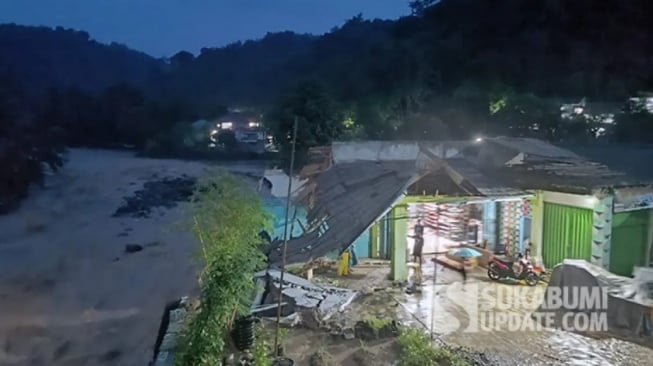 Mencekam! Banjir Bandang Terjang Cisolok Sukabumi: Rumah Hanyut, Dokumen Raib