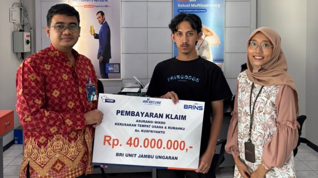 BRI Ungaran Serahkan Pembayaran Klaim Asuransi Mikro BRINS kepada Nasabah