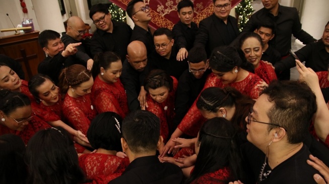 Dari kerinduan sekelompok anak muda untuk melayani dan berkarya melalui musik, VOS Choir kini telah menjadi salah satu komunitas paduan suara aktif (Dok: www.voiceofsoulchoir.id)