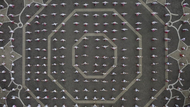 Foto udara sejumlah pelajar menampilkan tari kolosal Jaipong Galuh Rahayu pada Festival Konservasi dan Budaya Universitas Galuh (Unigal) di Alun-alun Ciamis, Jawa Barat, Selasa (28/10/2025). [ANTARA FOTO/Adeng Bustomi/bar]