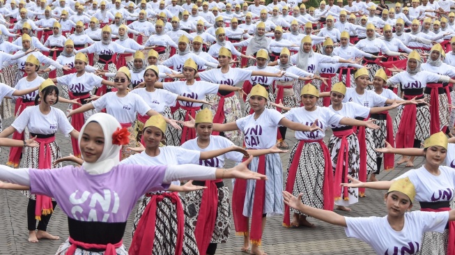 Sejumlah pelajar menampilkan tari kolosal Jaipong Galuh Rahayu pada Festival Konservasi dan Budaya Universitas Galuh (Unigal) di Alun-alun Ciamis, Jawa Barat, Selasa (28/10/2025). [ANTARA FOTO/Adeng Bustomi/bar]