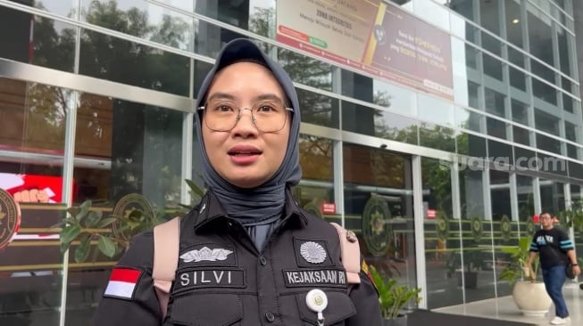 Silvi Mulyani, tim jaksa saat memberikan keterangan soal sidang permohonan pencabutan gugatan keberatan Sandra Dewi soal asetnya di Pengadilan Negeri Jakarta Pusat pada Selasa, 28 Oktober 2025. [Suara.com/Rena Pangesti]