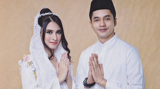 Adly Fairuz dan Angbeen Rishi tengah berada di ujung tanduk setelah diketahui kalau Angbeen menggugat cerai Aldy. [Instagram/@angbeenrishi]