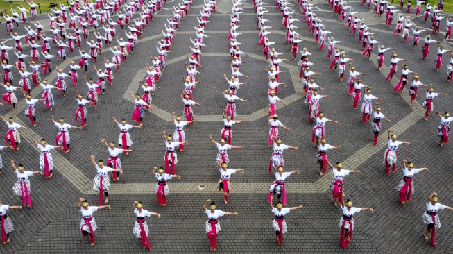 Foto udara sejumlah pelajar menampilkan tari kolosal Jaipong Galuh Rahayu pada Festival Konservasi dan Budaya Universitas Galuh (Unigal) di Alun-alun Ciamis, Jawa Barat, Selasa (28/10/2025). [ANTARA FOTO/Adeng Bustomi/bar]