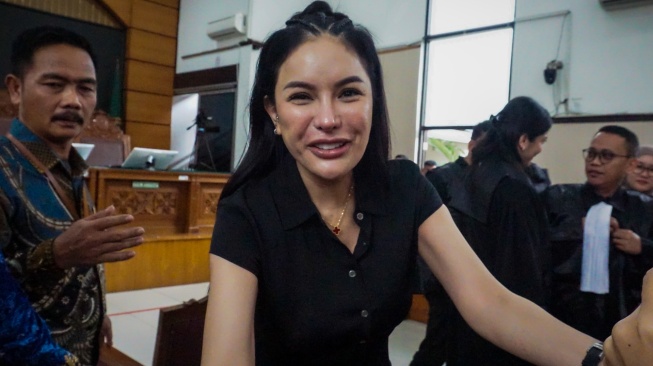 Artis Nikita Mirzani menyalami penggemarnya usai menjalani sidang pembacaan putusan di Pengadilan Negeri Jakarta Selatan, Jakarta, Selasa (28/10/2025). [ANTARA FOTO/Ika Maryani/hma/bar]