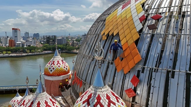 Foto udara pekerja menyelesaikan rehabilitasi atap Masjid 99 Kubah di kawasan Center Point of Indonesia (CPI), Makassar, Sulawesi Selatan, Selasa (28/10/2025). [ANTARA FOTO/Hasrul Said/tom]