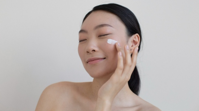 7 Rekomendasi Moisturizer Terbaik di Musim Hujan agar Kulit Tetap Lembap
