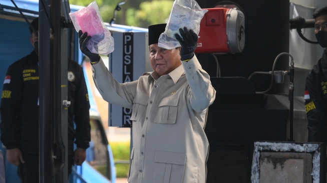 Presiden Prabowo Subianto menunjukkan barang bukti narkoba yang akan dimusnahkan di Lapangan Bhayangkara, Mabes Polri, Jakarta, Rabu (29/10/2025). [ANTARA FOTO/Hafidz Mubarak A/nz]