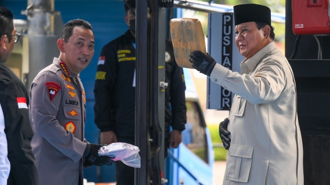 Presiden Prabowo Subianto (kanan) bersama Kapolri Jenderal Pol. Listyo Sigit Prabowo menunjukkan barang bukti narkoba yang akan dimusnahkan di Lapangan Bhayangkara, Mabes Polri, Jakarta, Rabu (29/10/2025). [ANTARA FOTO/Hafidz Mubarak A/nz]