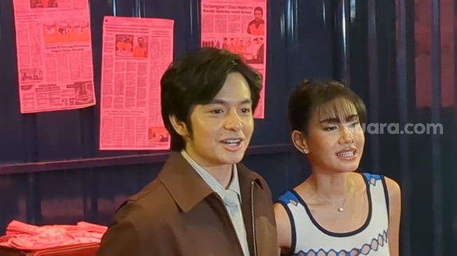 Angga Yunanda dan Shenina Cinnamon dalam sesi screening film 'Dopamin' di Epicentrum XXI, Kuningan, Jakarta Selatan, Rabu, 29 Oktober 2025. [Suara.com/Adiyoga Priyambodo]