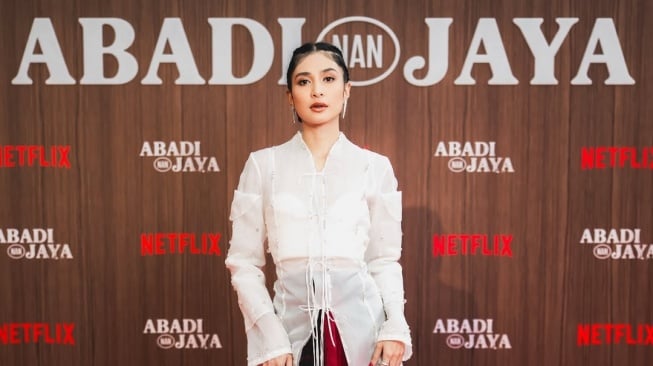 Mikha Tambayong hadapi zombi dengan senapan asli di Film Abadi Nan Jaya (Instagram)