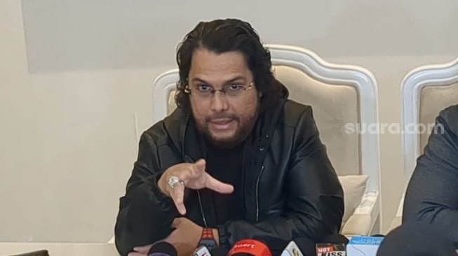 Kuasa hukum Erin Taulany, Malik Bawazier di kawasan Kebayoran Baru, Jakarta Selatan, Rabu, 29 Oktober 2025. [Suara.com/Adiyoga Priyambodo]