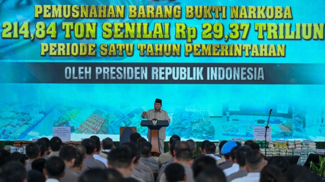 Presiden Prabowo Subianto memberikan arahan saat pemusnahan barang bukti narkoba di Lapangan Bhayangkara, Mabes Polri, Jakarta, Rabu (29/10/2025). [ANTARA FOTO/Hafidz Mubarak A/nz]