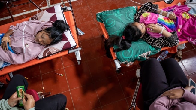 Siswa yang diduga keracunan hidangan makan bergizi gratis (MBG) menjalani perawatan medis di Gedung Serba Guna (GSG) Kantor Desa Cibodas, Lembang, Kabupaten Bandung Barat, Jawa Barat, Rabu (29/10/2025).  [ANTARA FOTO/Abdan Syakura/nz]