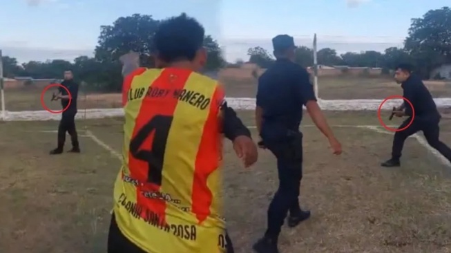 Laga Tarkam Berakhir Rusuh! Polisi Keluarkan Pistol di Tengah Lapangan