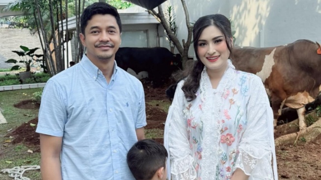 Digugat Cerai Angbeen Rishi, Adly Fairuz Nyanyikan Lagu Galau: Jangan Hakimi Aku!