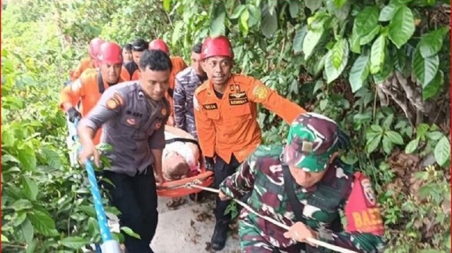 Wisatawan AS Berusia Setengah Baya Jatuh di Tangga Pantai Atuh, Ini Kondisinya