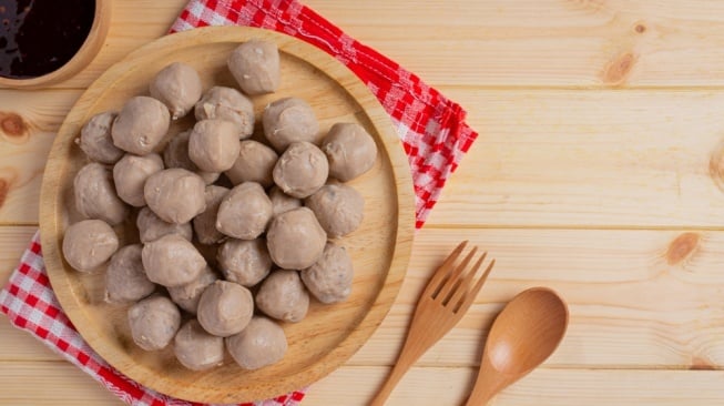 Ilustrasi - Cara membedakan bakso sapi vs bakso babi. (Freepik)