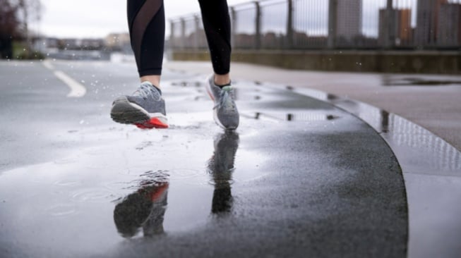 7 Rekomendasi Sepatu Running Anti Hujan Murah dan Terbaik untuk Lari