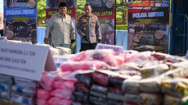 Presiden Prabowo Subianto (kiri) didampingi Kapolri Jenderal Pol. Listyo Sigit Prabowo melihat barang bukti narkoba yang akan dimusnahkan di Lapangan Bhayangkara, Mabes Polri, Jakarta, Rabu (29/10/2025). [ANTARA FOTO/Hafidz Mubarak A/nz]