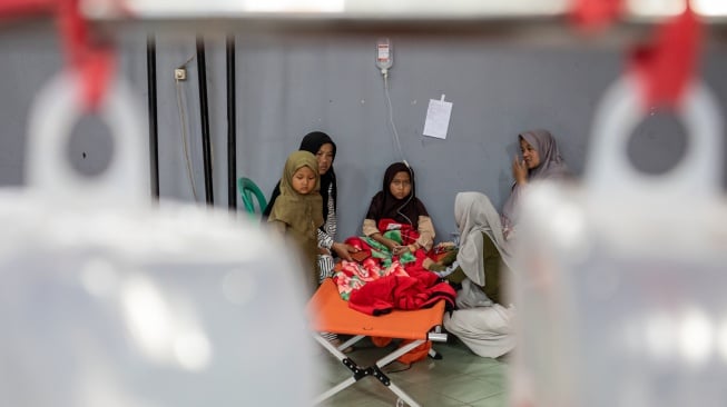 Siswa yang diduga keracunan hidangan makan bergizi gratis (MBG) menjalani perawatan medis di Gedung Serba Guna (GSG) Kantor Desa Cibodas, Lembang, Kabupaten Bandung Barat, Jawa Barat, Rabu (29/10/2025). [ANTARA FOTO/Abdan Syakura/nz]