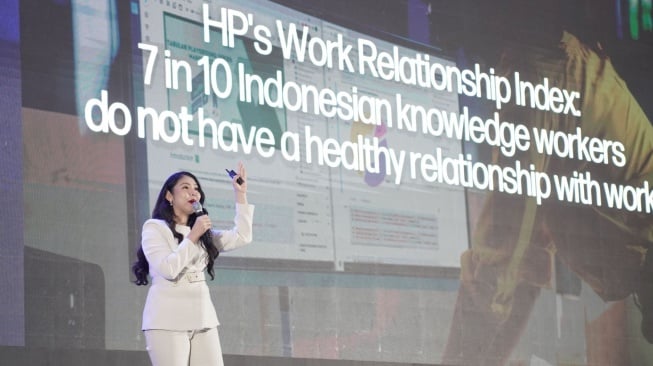 Juliana Cen, President Director HP Indonesia, memaparkan hasil studi Work Relationship Index (WRI) HP tahun 2025, Selasa (28/10/2025). [HP]