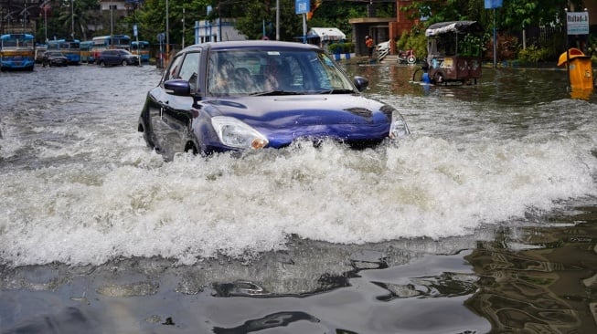 7 Cara Cuci Mobil yang Benar Setelah Terjang Banjir, Jangan Dinyalakan!