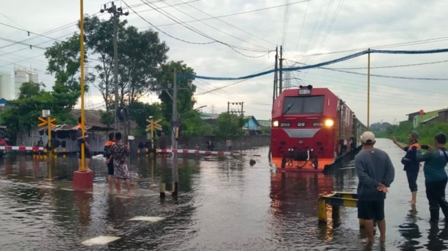 Banjir Semarang Bikin Rute Kereta Api Daop 7 Berubah, KAI Tawarkan Refund Tiket 100 Persen!