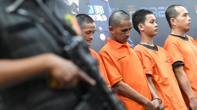 Sejumlah tersangka mengikuti ungkap kasus di Mapolresta Samarinda, Kalimantan Timur, Rabu (29/10/2025). [ANTARA FOTO/M Risyal Hidayat/nz]