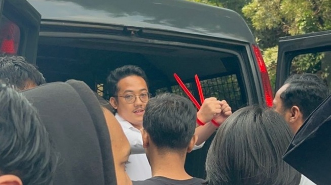 Tangan Diikat saat Dilimpahkan ke Kejaksaan, Delpedro: Semakin Ditekan, Semakin Melawan!