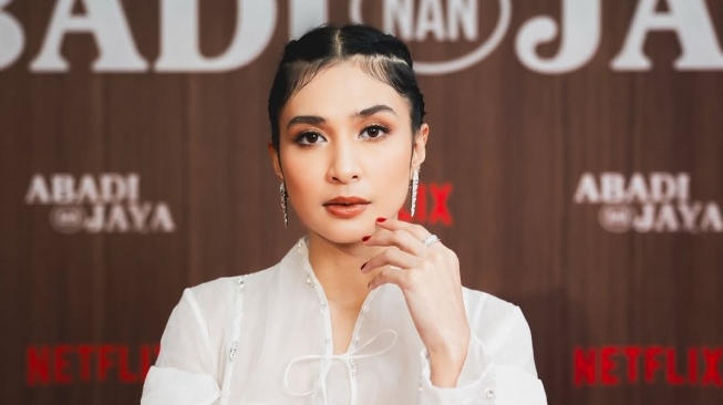 Totalitas Akting, Mikha Tambayong Hadapi Zombi dengan Senapan Asli di Film Abadi Nan Jaya