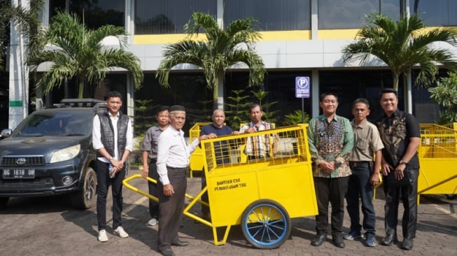 Dukung Kebersihan Lingkungan, PTBA Serahkan Gerobak Sampah untuk Warga Kertapati