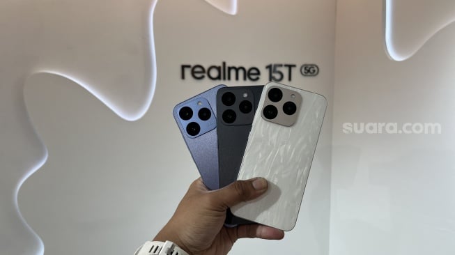 Realme 15T 5G yang resmi dikenalkan ke Indonesia pada Rabu (29/10/2025). [Suara.com/Dicky Prastya]