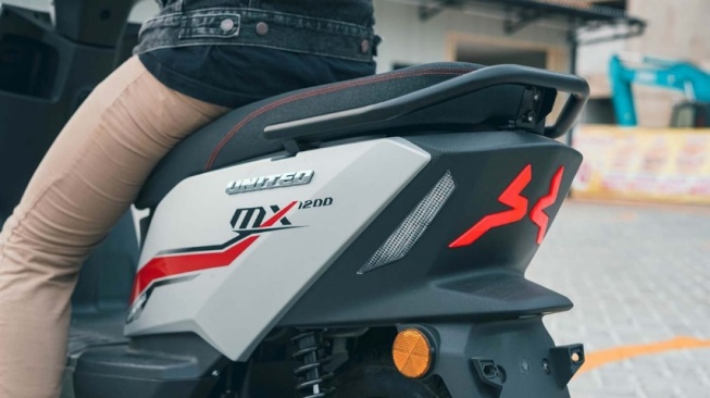 5 Motor Listrik dengan Suspensi Terempuk yang Super Nyaman di Jalan