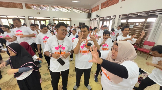 Perlengkapan Sekolah dari FINNA Bawa Harapan Baru, Tawa Anak-Anak YPAC Semarang Pecah