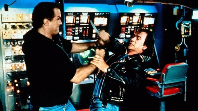 Film Under Siege yang dibintangi Steven Seagal dan Tommy Lee Jones akan tayang Rabu (29/10/2025) malam ini pukul 23.00 WIB di Trans TV. [YouTube]