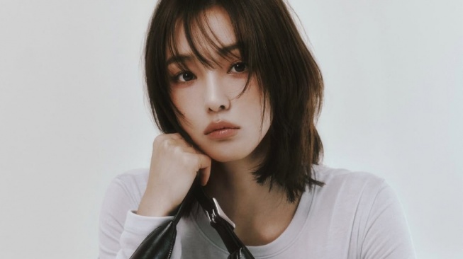 Office Girl Vibes! Intip 4 Outfit Ngantor ala Jeon So Nee yang Bisa Ditiru