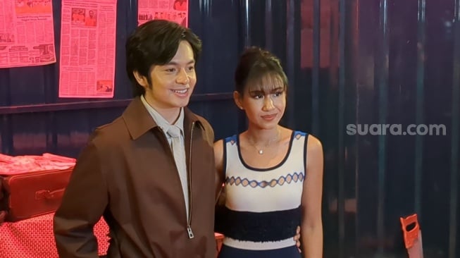 Angga Yunanda dan Shenina Cinnamon dalam sesi screening film 'Dopamin' di Epicentrum XXI, Kuningan, Jakarta Selatan, Rabu, 29 Oktober 2025. [Suara.com/Adiyoga Priyambodo]