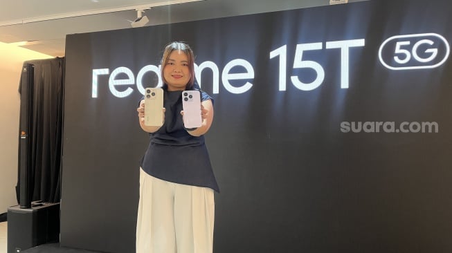Realme 15T 5G yang resmi dikenalkan ke Indonesia pada Rabu (29/10/2025). [Suara.com/Dicky Prastya]