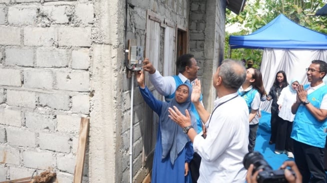 Terang yang Dinanti Tiba di Desa Ngruwet, Ini Kisah Bahagia Karmini Rasakan Kemerdekaan Energi